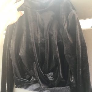 black long sleeve crop top